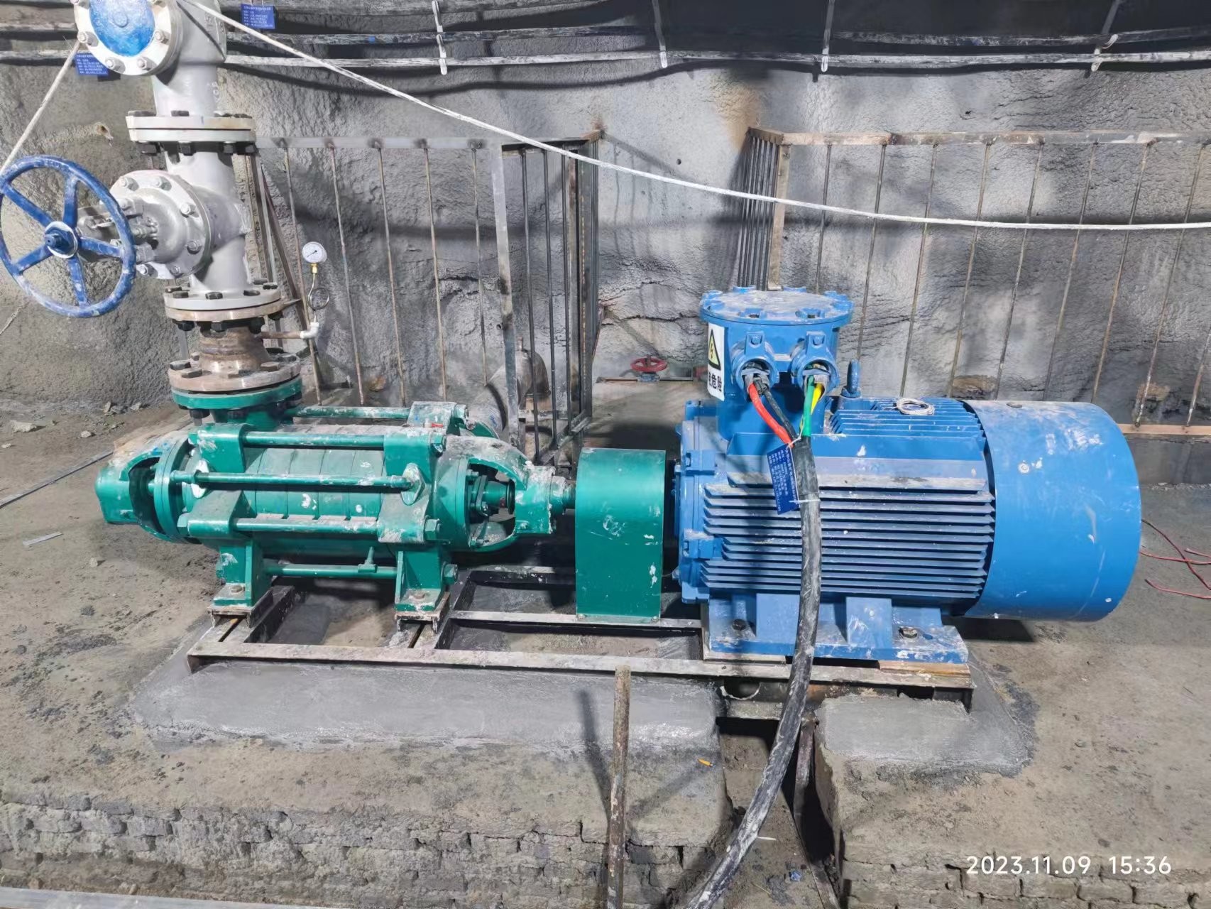 河南某金礦主排水泵安裝完成，即將投入使用